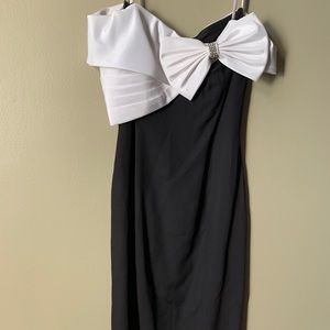 Black and white dress with bow size 4